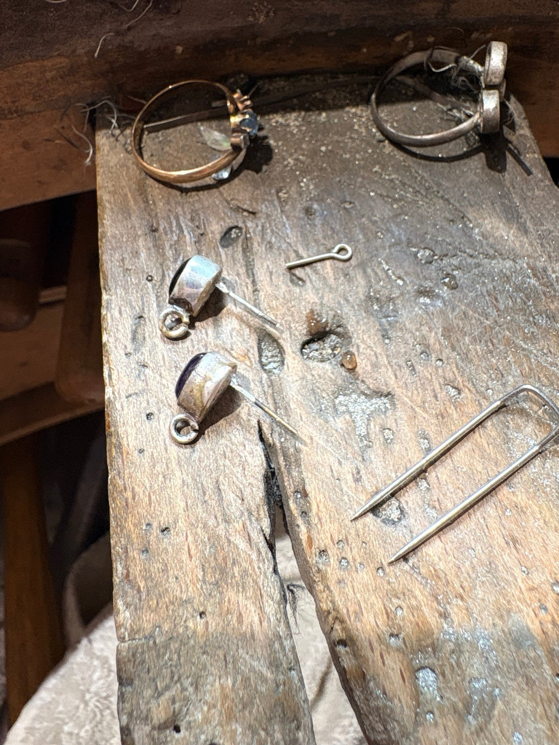 Boucles d’oreilles en cours de réalisation sur l’établi de Julien Pen à Albi