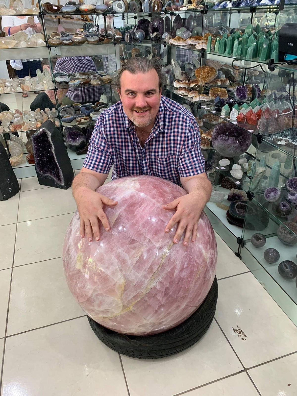 Une immense sphère rose photographiée dans une boutique de pierres pendant nos voyages au Brésil.