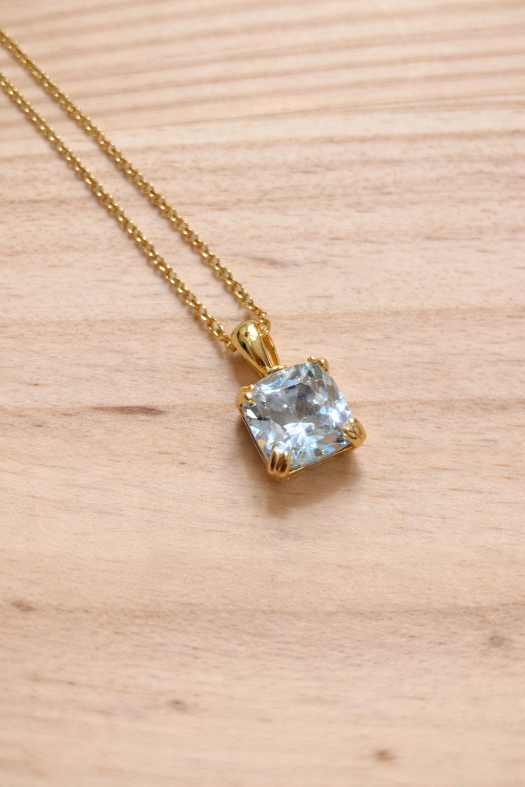 Pendentif Topaze Bleue acier inoxydable doré