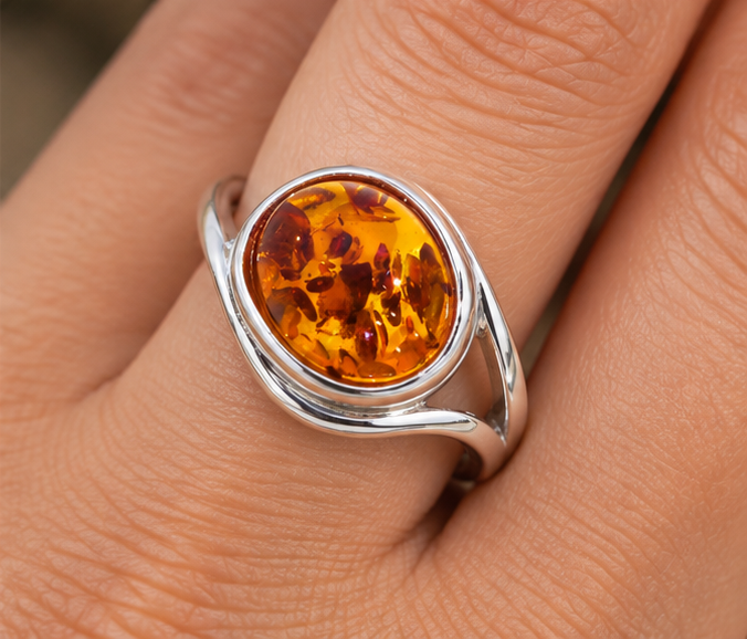 Bague en ambre ovale et argent massif 925 portée à la main