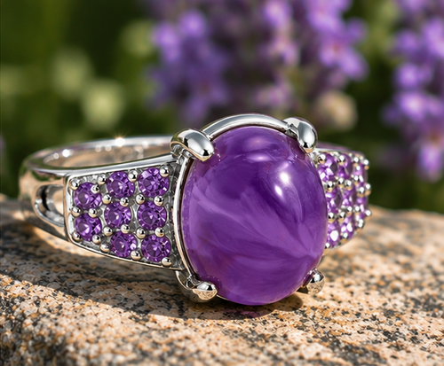 Bague améthyste cabochon en argent massif 925 posée sur une pierre en extérieur