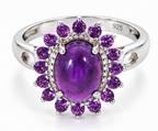 Bague améthyste ovale et entourage violet en argent massif 925 sur fond blanc
