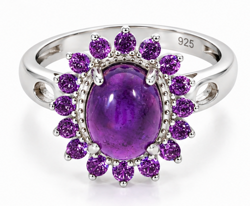 Bague améthyste ovale et entourage violet en argent massif 925 sur fond blanc
