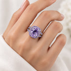Mise en situation de la bague améthyste Rose de France portée à la main