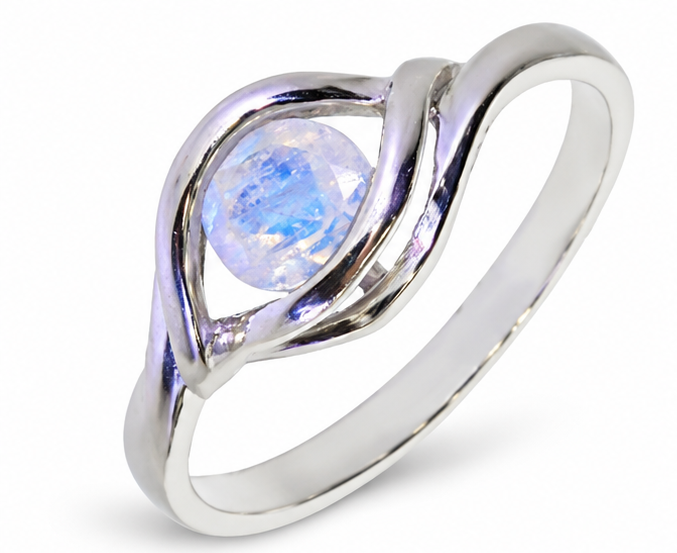 Bague en pierre de lune facettée et argent 925 — vue sur fond blanc