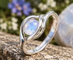 Bague en pierre de lune facettée et argent 925 — mise en situation sur pierre