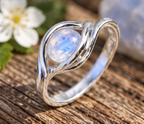 Bague en pierre de lune facettée et argent 925 — mise en situation extérieure