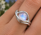 Bague en pierre de lune facettée et argent 925 — mise en situation portée