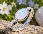 Bague pierre de lune ovale et argent 925 — mise en situation sur pierre