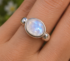 Bague pierre de lune ovale et argent 925 — mise en situation portée