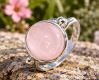 Bague quartz rose ovale et deux billes en argent massif 925 posée sur une pierre
