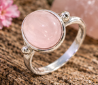 Bague quartz rose ovale et deux billes en argent massif 925 posée sur du bois