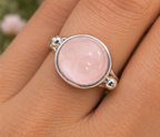 Bague quartz rose ovale et deux billes en argent massif 925 portée à la main