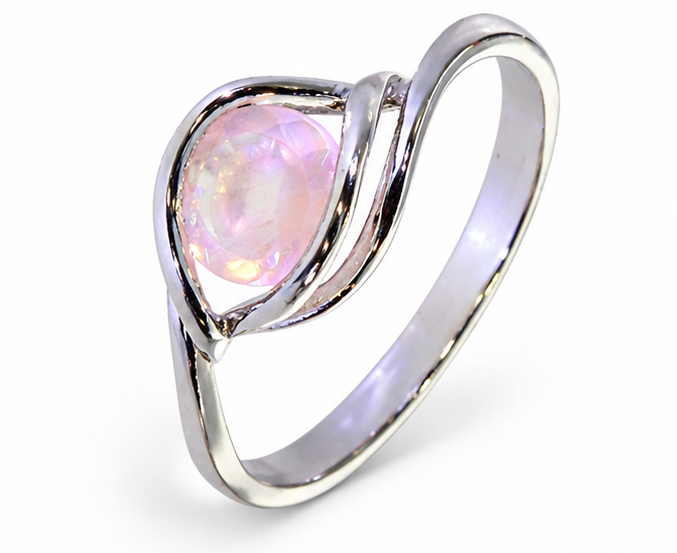 Bague en quartz rose facetté et argent 925 — vue sur fond blanc