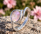 Bague en quartz rose facetté et argent 925 — mise en situation sur pierre