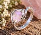 Bague en quartz rose facetté et argent 925 — mise en situation extérieure