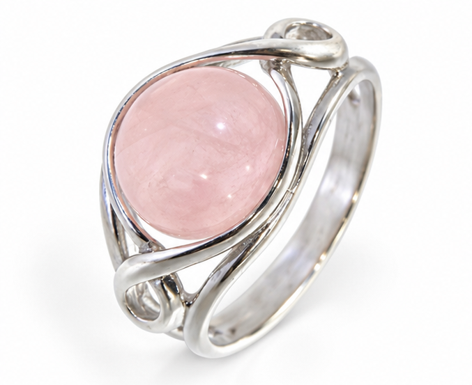 Bague quartz rose et volutes en argent massif 925 sur fond blanc