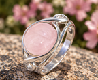 Bague quartz rose et volutes en argent massif 925 posée sur une pierre